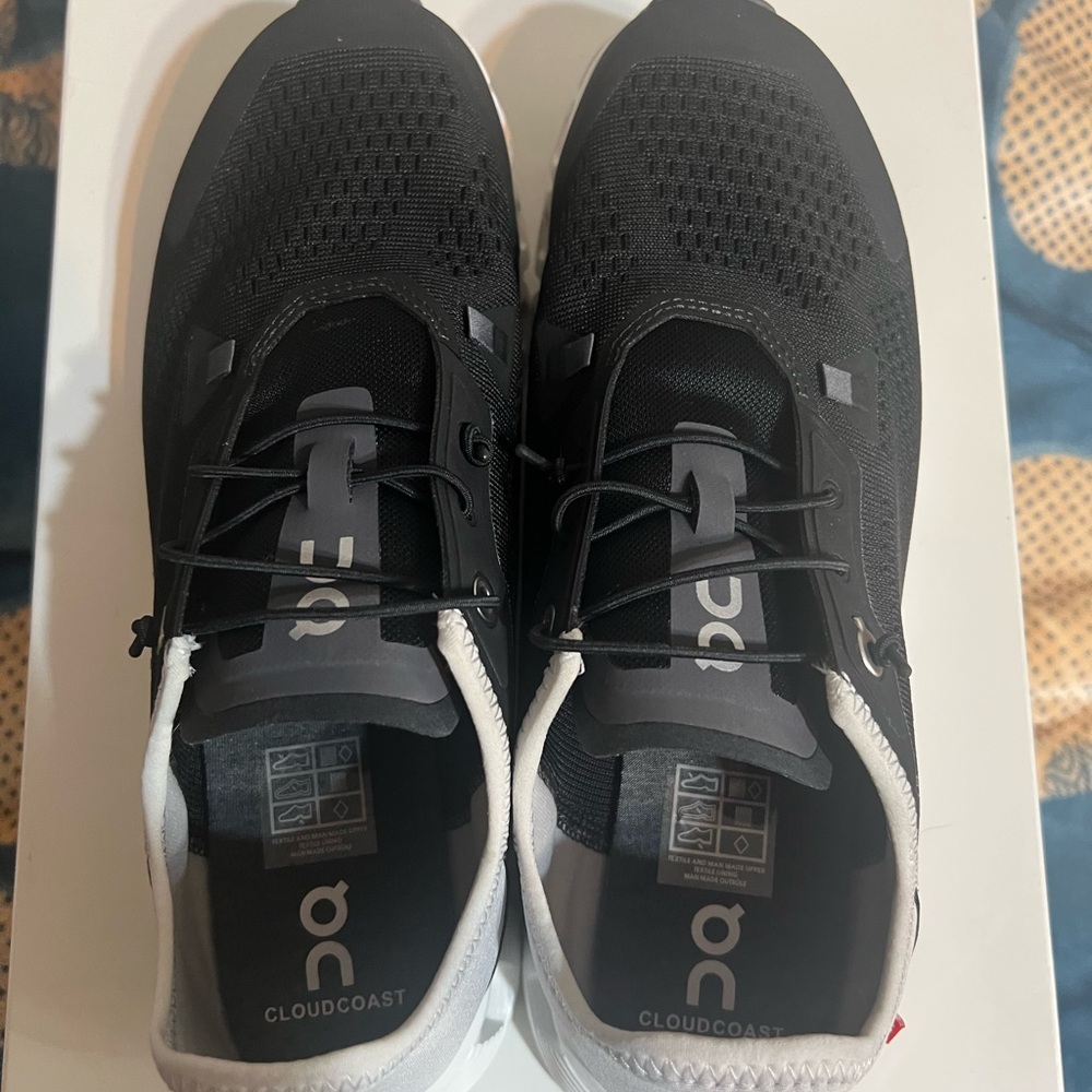 On Running Cloud Women’s shoes Size 9